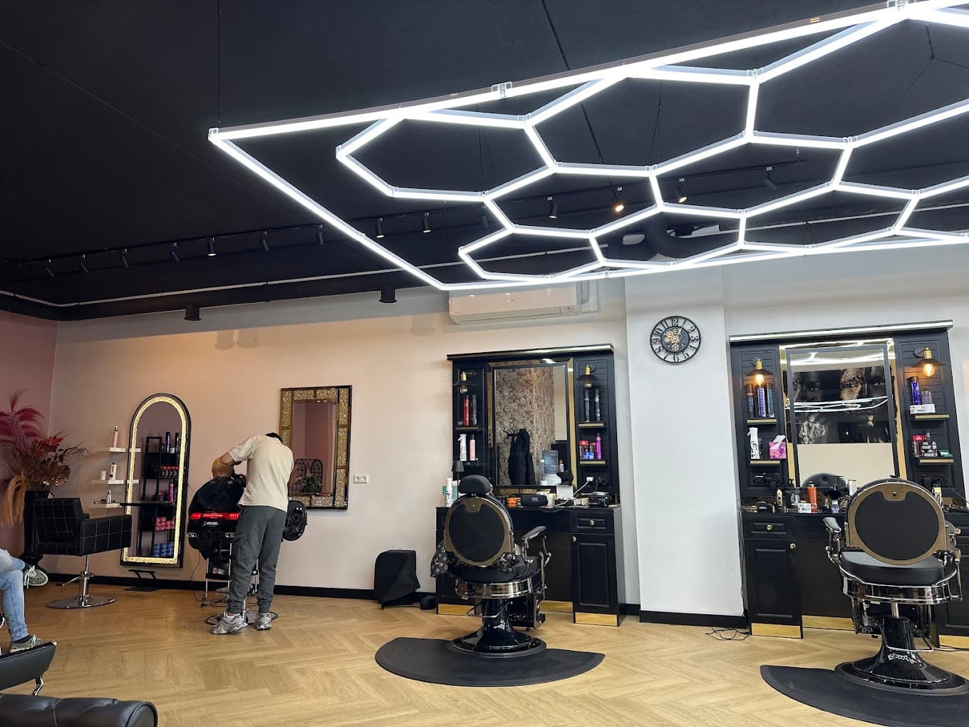 Meesterbarbier Fesal aan het werk