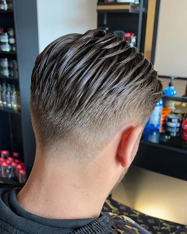 Donkerblond naar achteren gekamd met fade