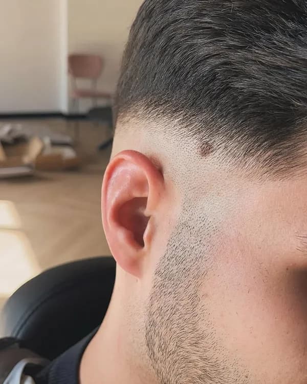 Donkere taper met strakke baardlijn, close-up