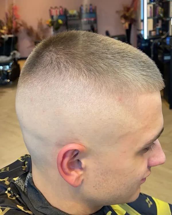 Zeer korte coupe met skin fade, achteraanzicht