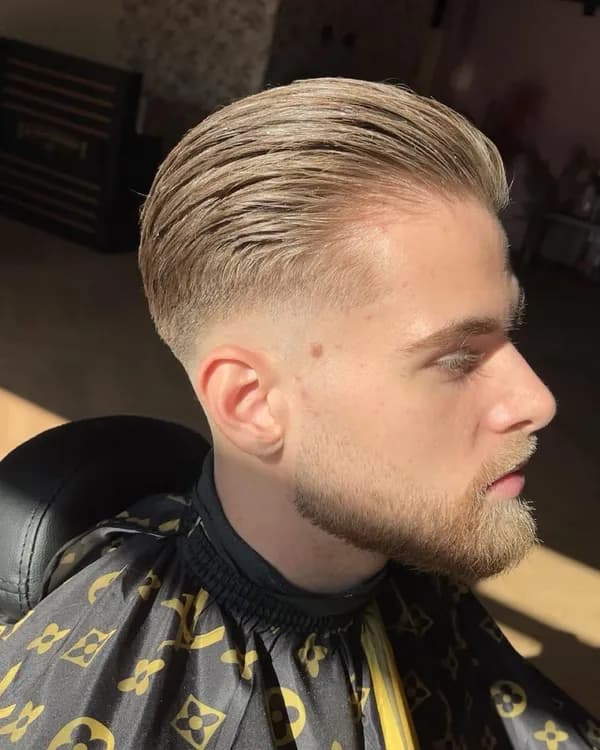 Blond naar achteren gekamd met baard