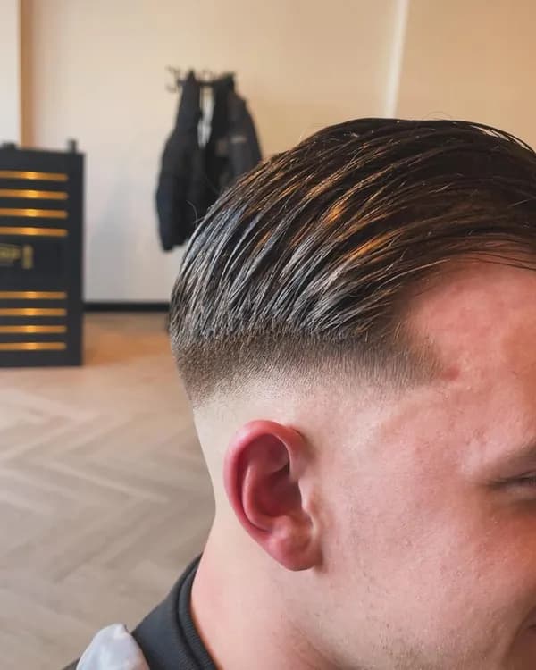 Donkerblond naar achteren gekamd met fade