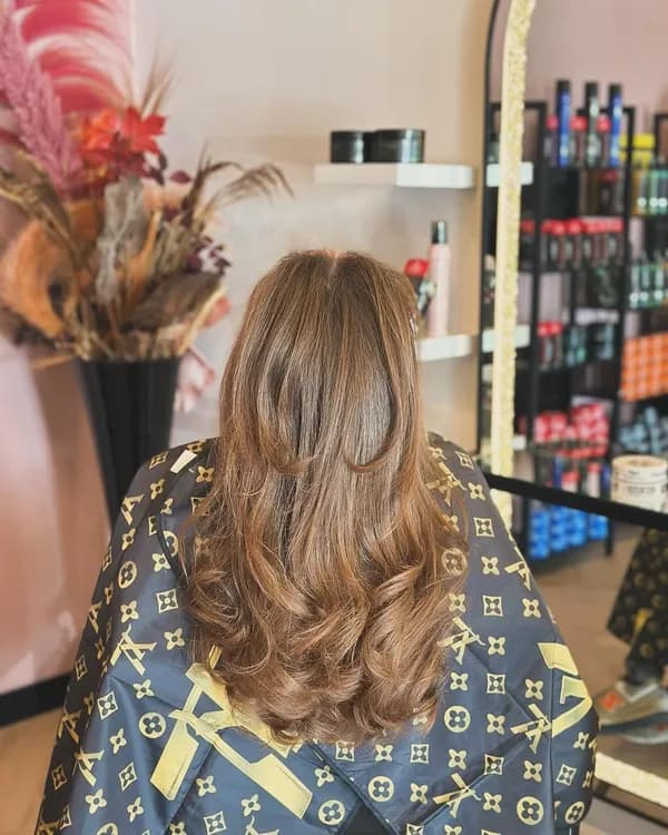 Lang blond dameskapsel, achteraanzicht