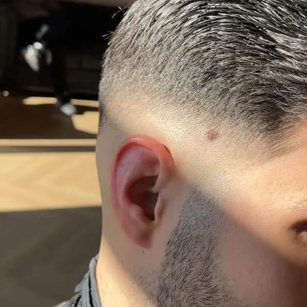 Korte blonde fade, close-up