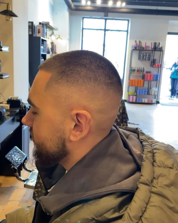 Donkere skin fade met verzorgde baard