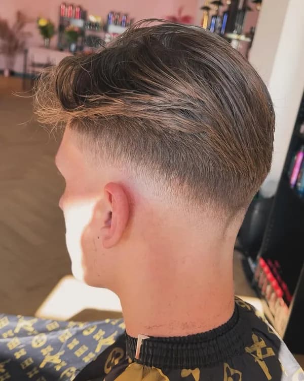 Blonde quiff met scherpe fade