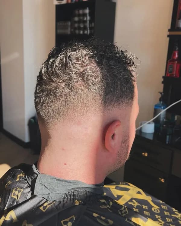 Blonde krullen met fade aan de zijkant