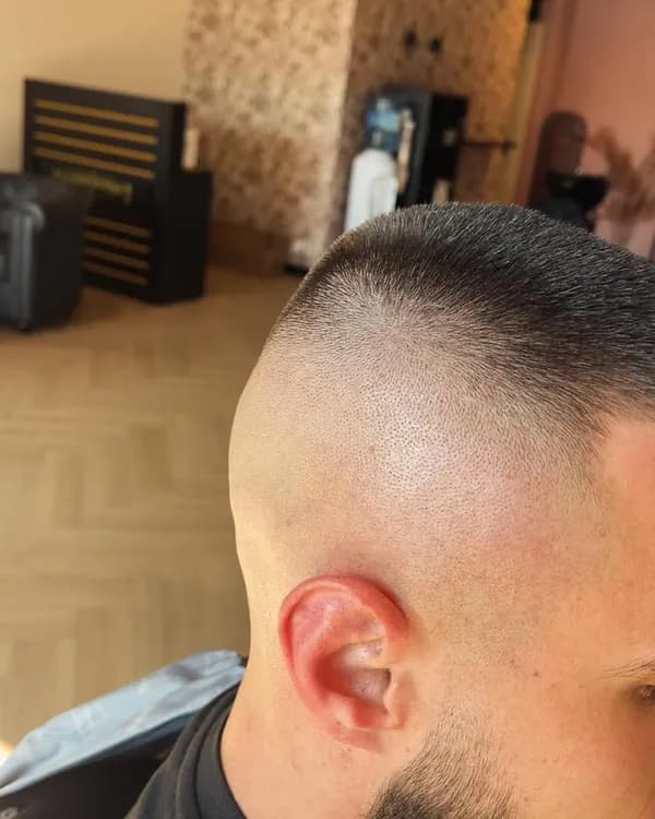 Korte donkere coupe met fade