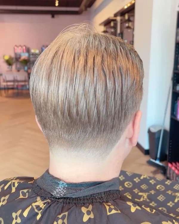 Blonde coupe met rechte onderlijn, achteraanzicht