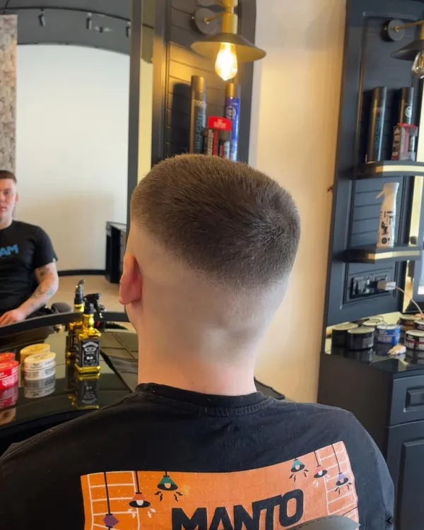 Korte coupe met hoge fade, achteraanzicht