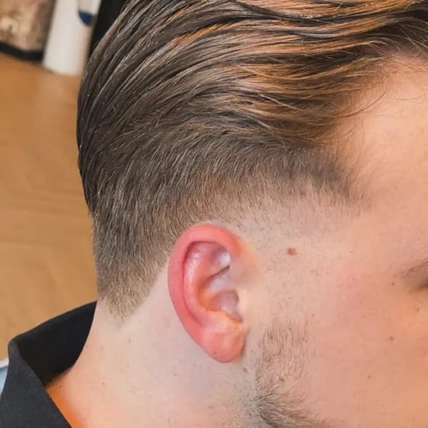 Blond naar achteren gekamd met taper en baard