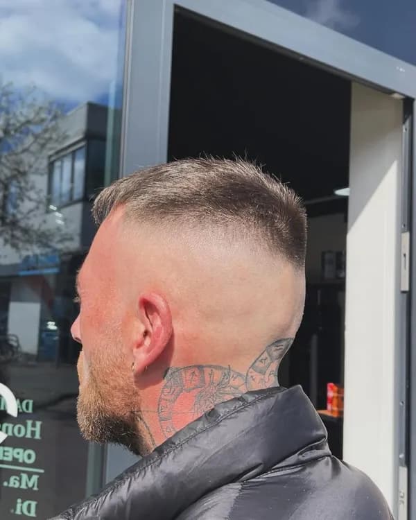 Blond haar met fade en nektatoeage