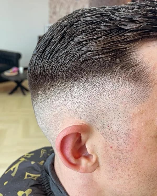 Korte coupe met skin fade, close-up
