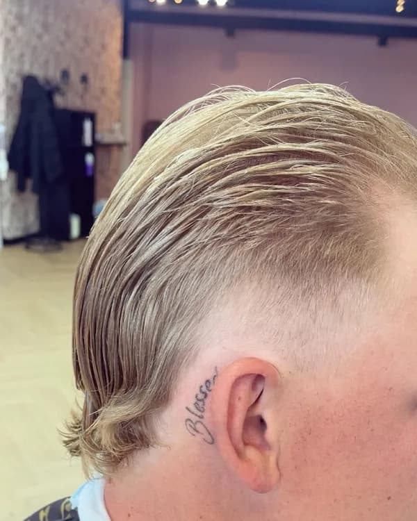Blond langer model over de oren