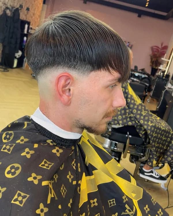Donkere pony met fade aan de zijkant