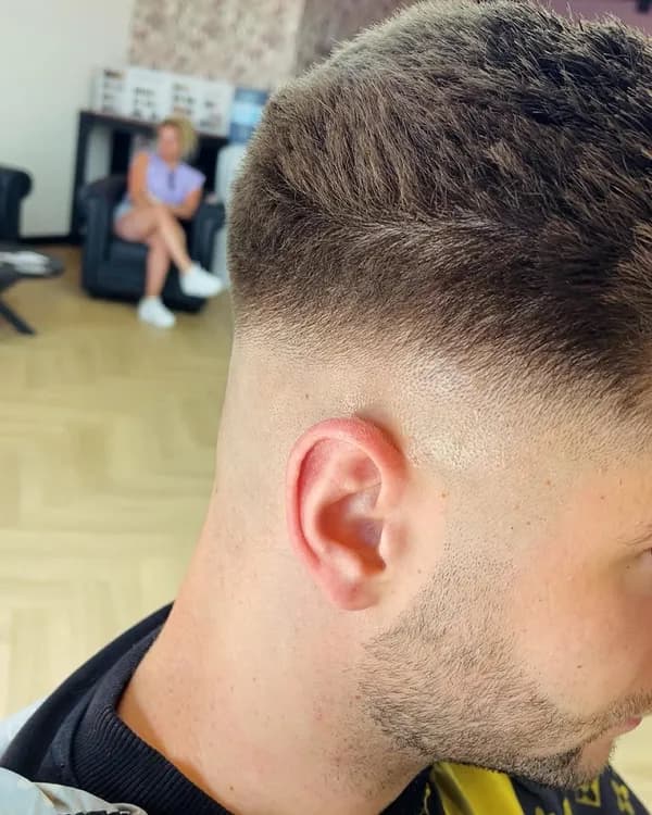 Korte getextureerde coupe met fade en baard