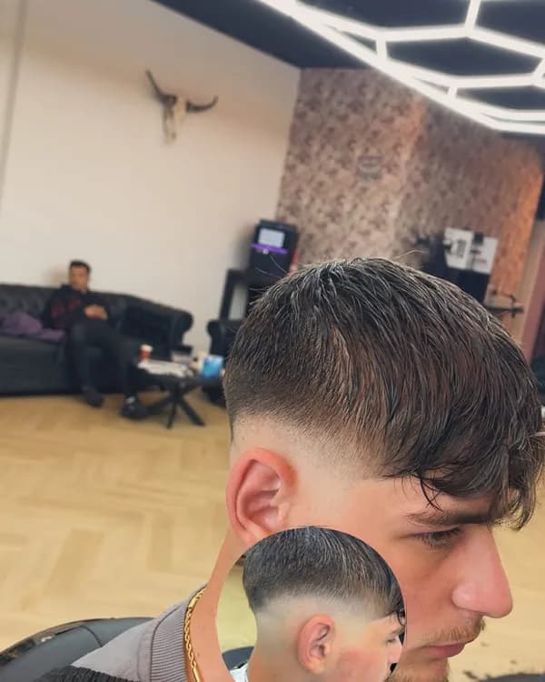 Twee klanten met donkere coupes en fade
