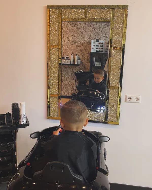 Kind in de kapstoel bij Honsel Barbers
