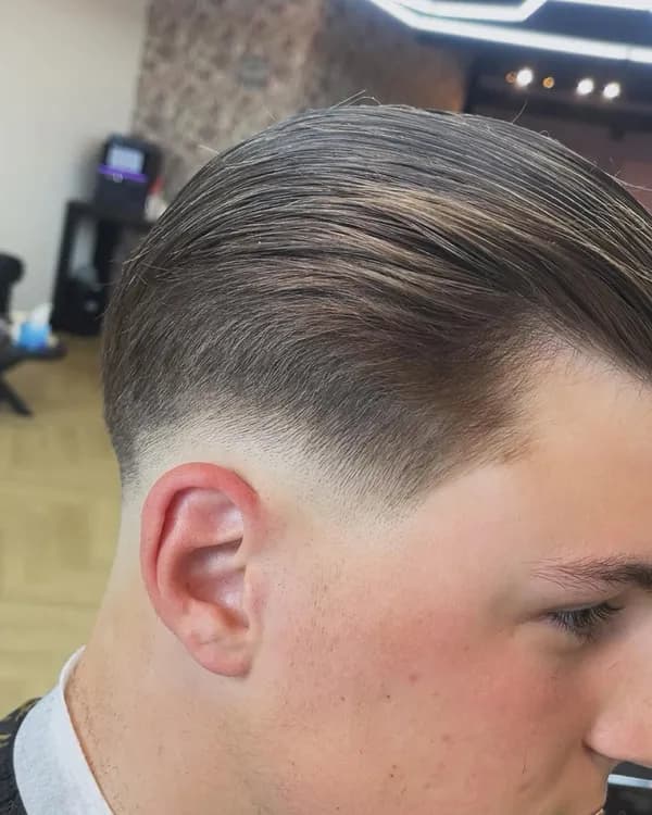 Blond glad naar achteren gekamd met scherpe taper