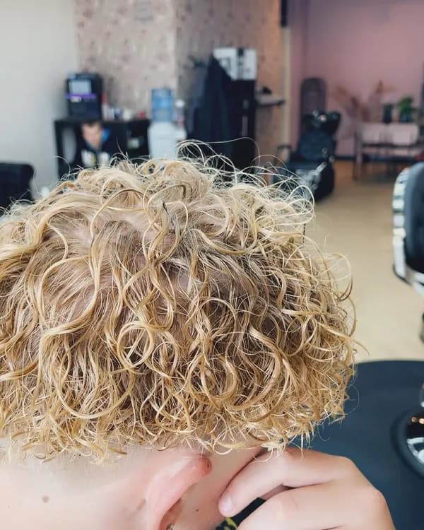 Blonde krullen als resultaat van een permanent