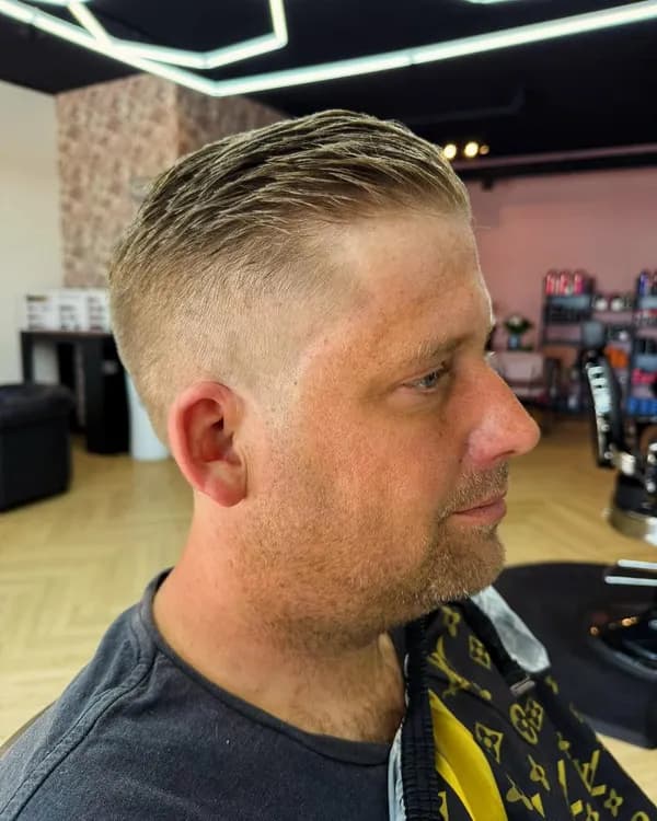 Blond naar achteren gekamd met fade aan de zijkant
