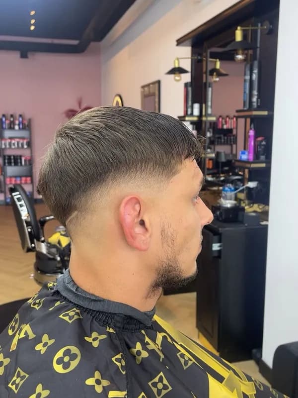 Donkere getextureerde crop met fade en volle baard