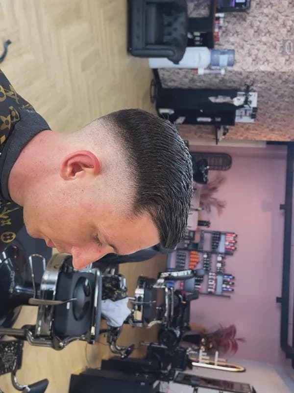 Donker haar met zijscheiding en fade, van bovenaf
