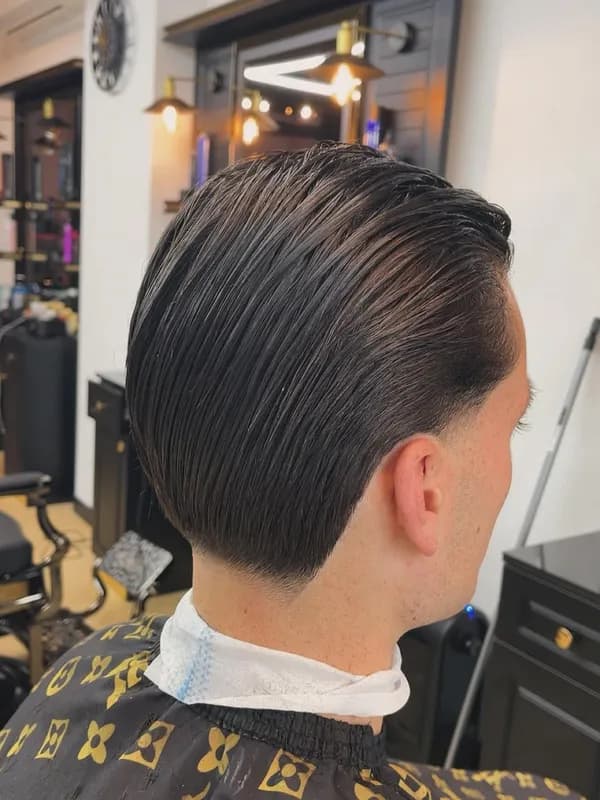 Donker haar glad naar achteren gekamd