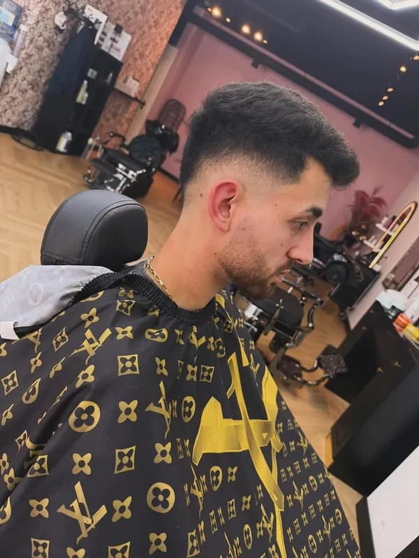Donker getextureerd bovenwerk met fade en baard