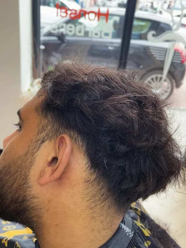 Donker krullend haar in een langer model