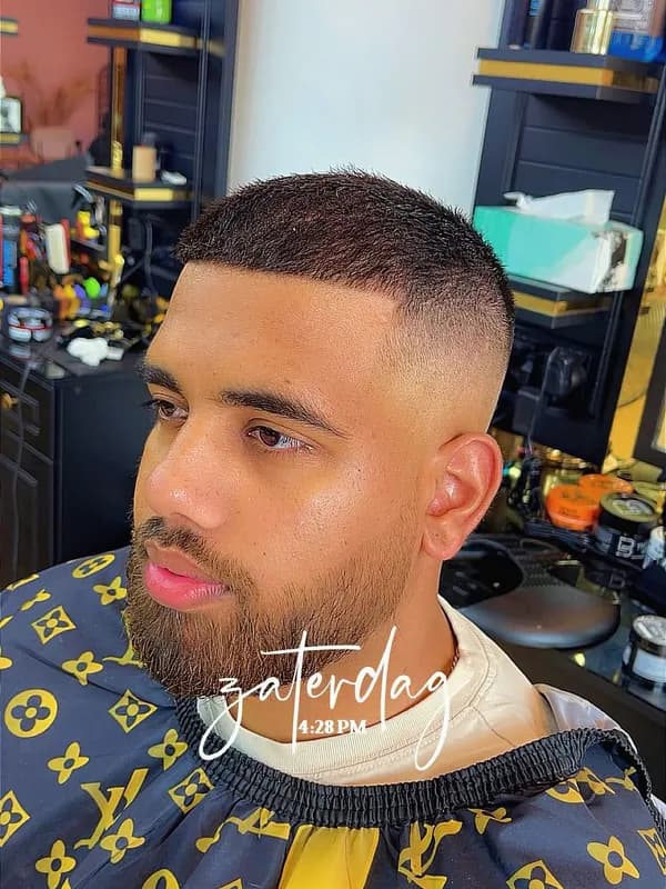 Korte fade met getrimde baard, vooraanzicht