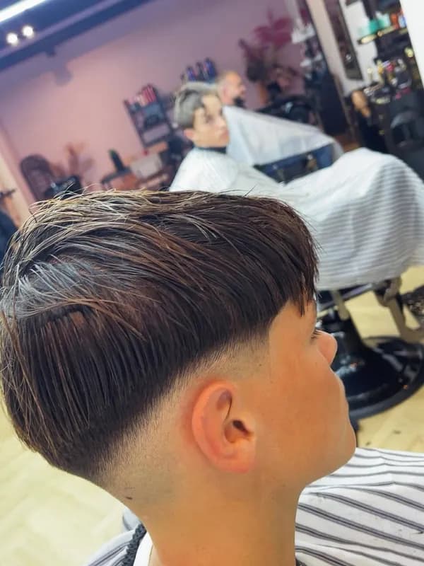 Getextureerd bovenwerk over de oren met lage fade