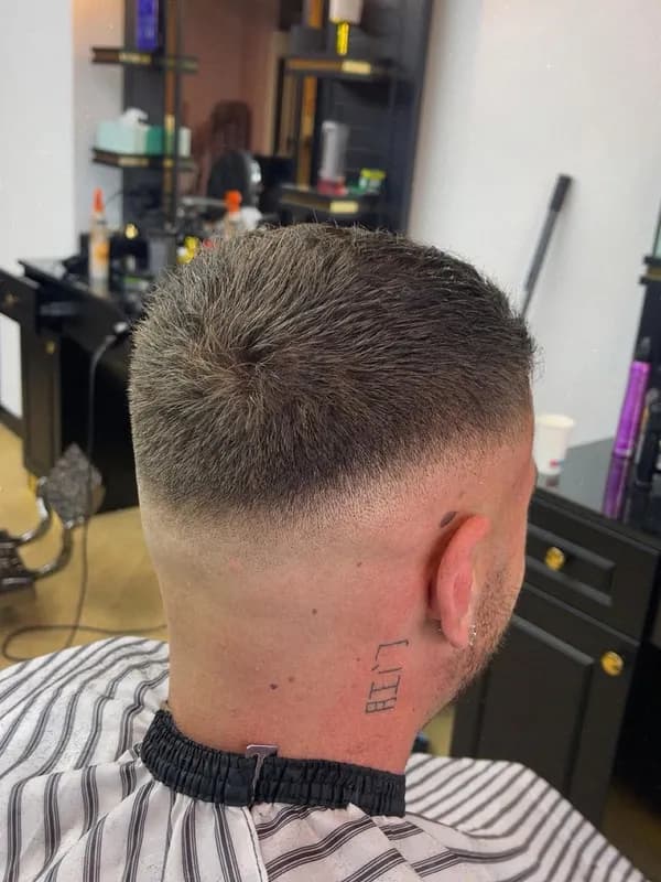 Korte crop met hoge skin fade en scherpe contouren