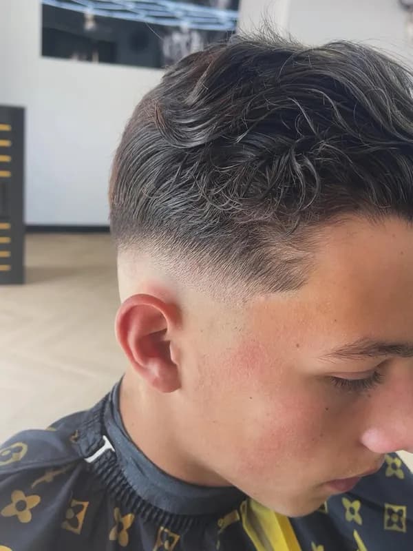 Donker golvend bovenwerk met mid fade