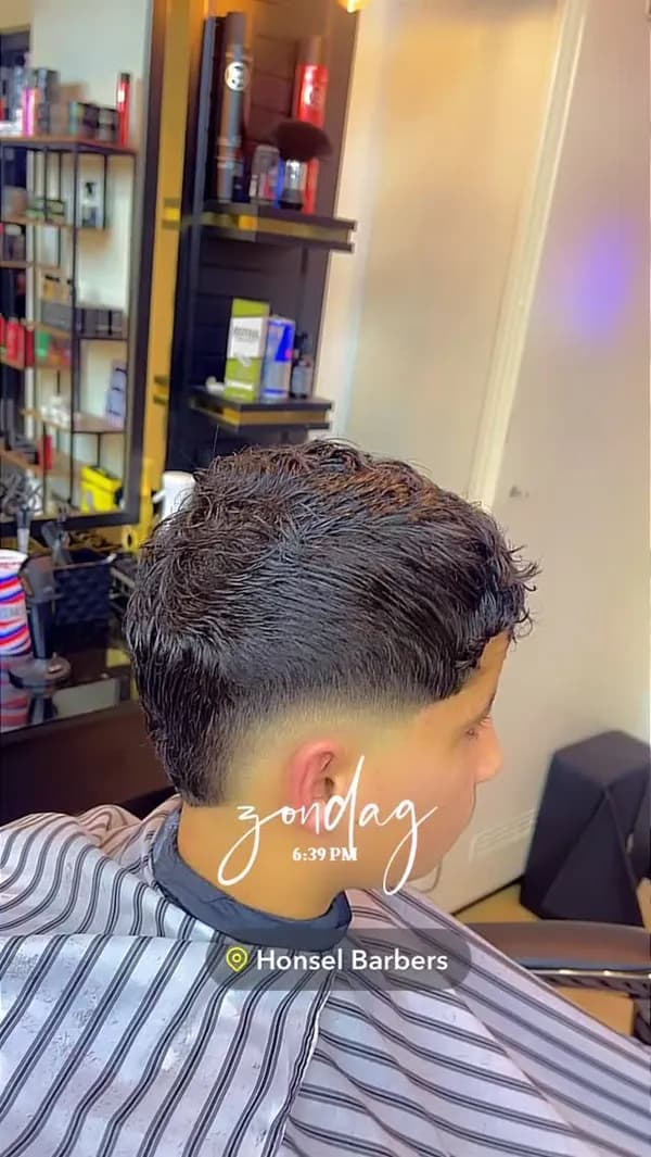 Donkere getextureerde crop, nat gestyled