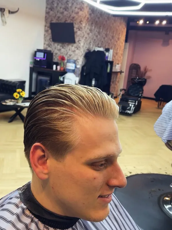 Blond lang bovenwerk naar achteren gestyled