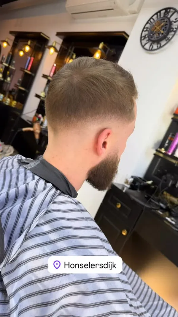 Blonde taper met volledig verzorgde baard